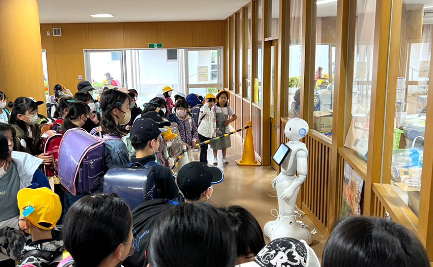 郡山市立富田小学校、3台目のPepperロボットが新たに入校